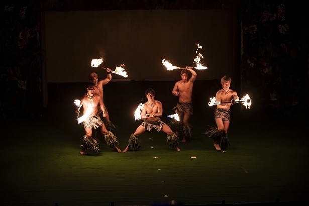 ファイヤーナイフダンスの迫力には驚かされる