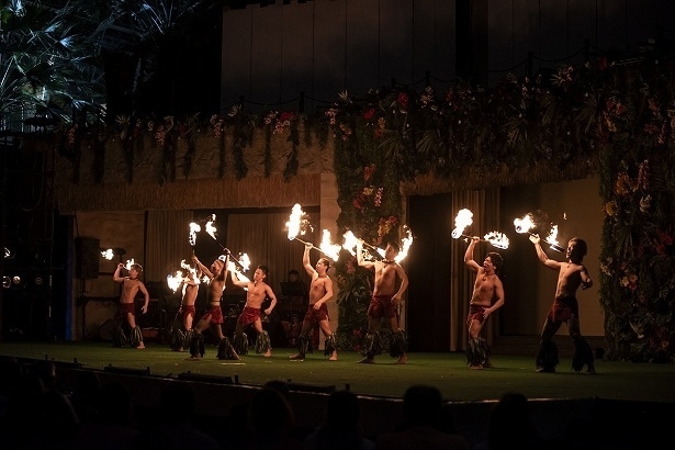 目の前で繰り広げられるファイヤーダンスは圧巻