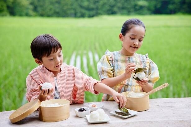 炊き立てのご飯でおむすびづくり