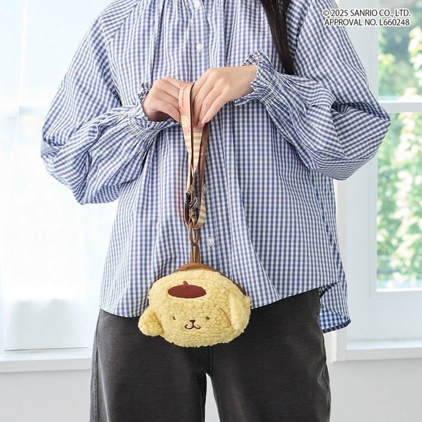 ストラップで下げればチャーム感覚で持ち歩ける