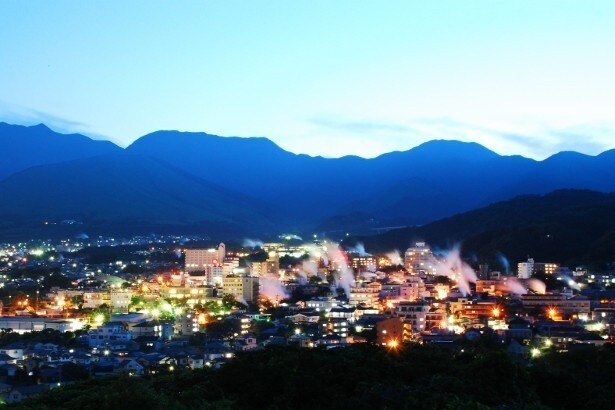 夜の温泉街の灯りと湯けむりが美しい