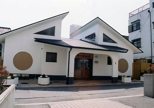 白塗りのきれいな建物