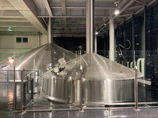 仕込みの工程では夜景をバックに製造設備を見学できる