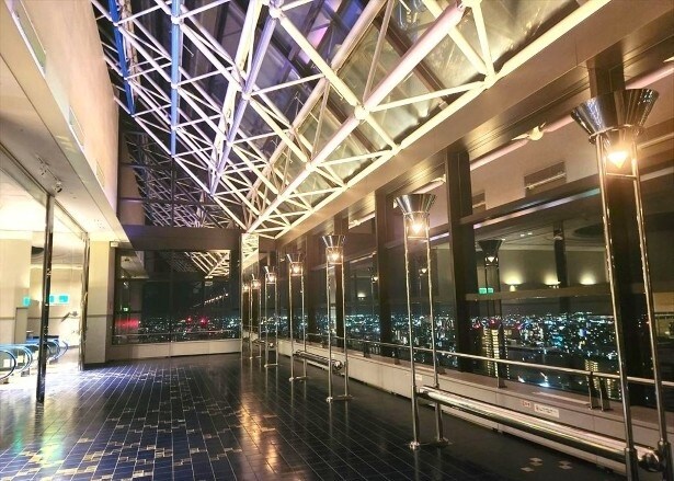 天井までガラス張りのため、昼間も自然光が入り込み、くつろげる空間に！