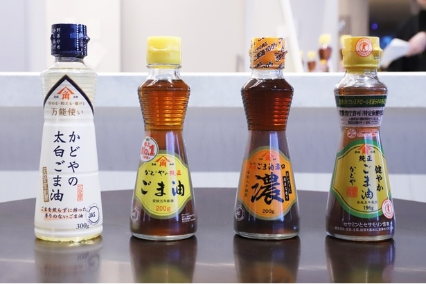 記者発表会の会場に展示された4種類の「純正ごま油」