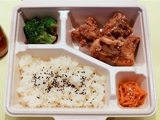 ワンコインで大満足!「純正ごま油」を使用したから揚げがメインの「究極の純正ごま油BOX」(500円)