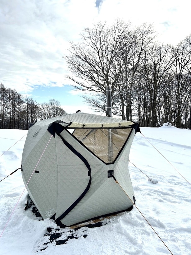 雪に囲まれた中にたたずむ特設テントサウナ