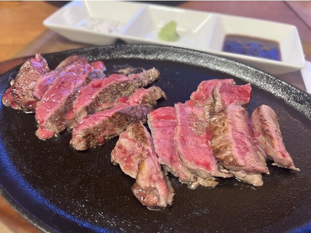 「岩手短角牛食べ比べ」(9000円)。短角牛は、脂肪が少なく旨味成分が豊富な赤身肉が特徴