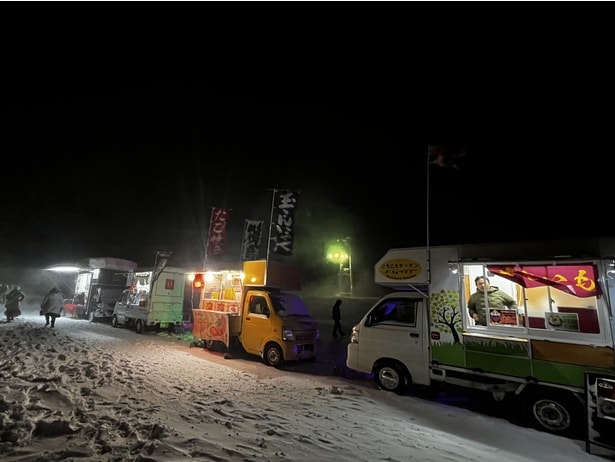 ホテルからオーストリアハウスへ向かう導線は“夜のグルメストリート”として演出されており、キッチンカーなども登場