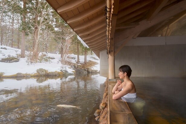 雪景色を眺めながら湯に浸かる、至福のひと時