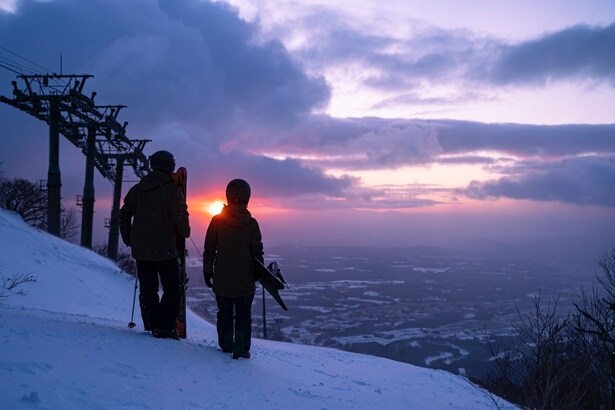 天気がよいと、山頂で圧巻の朝日を望むことができる