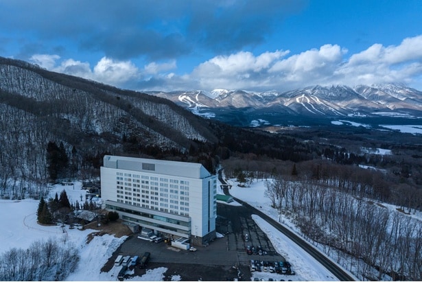 雄大な山並みとともに、滑らなくても満たされる冬のリゾート体験がここにある