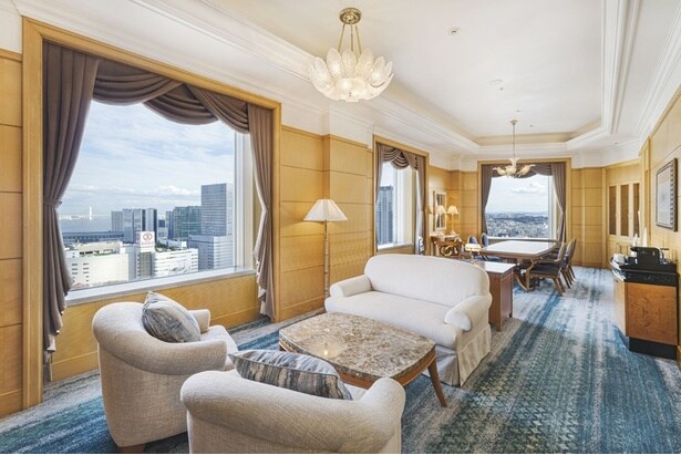 高層階に位置するロイヤルスイートルームは、眺望も抜群。広々としたエレガントな客室で、ゆったりくつろげる