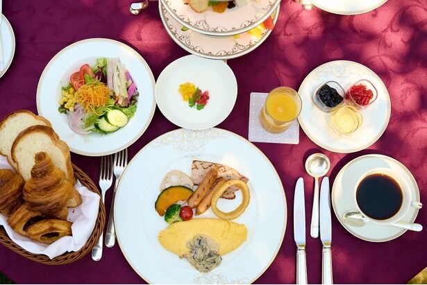 シェフが目の前で腕をふるうアツアツのオムレツも！ほかにも焼き立てのデニッシュ、フレッシュなサラダやフルーツなど、特別な朝にふさわしいメニューが並ぶ