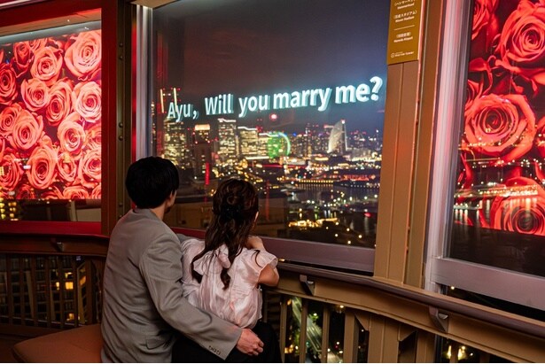 窓に投影するメッセージに、パートナーの名前を入れることも可能