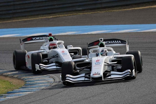 迫力満点の全日本スーパーフォーミュラ選手権。2輪と4輪の最高峰レースを同時に観戦できる