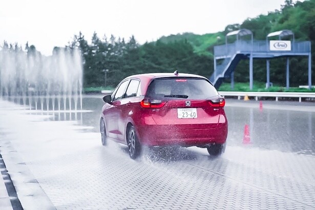 ABSフルブレーキを体感！無料のドライビングスクール