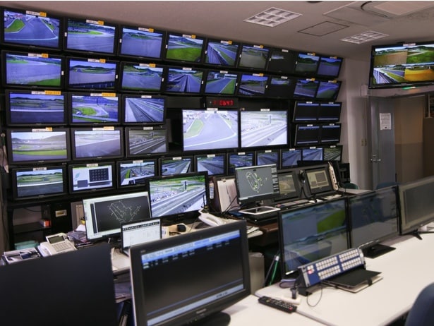 普段は絶対に入れないコントロールタワーの内部。パドックツアーで見学できる