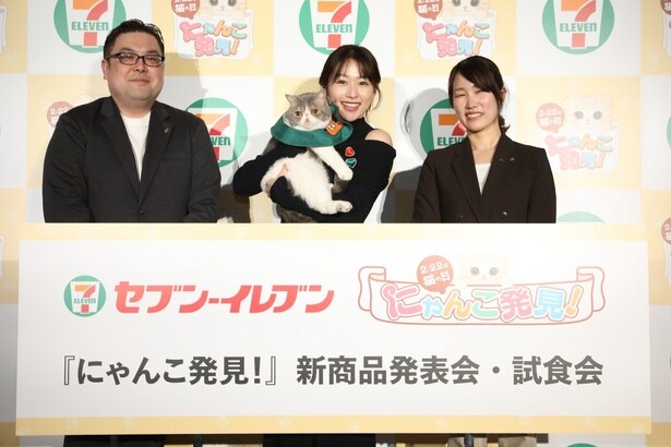 写真左から、マーケティング担当の長谷川さん、猫店長を抱く桜井さん、商品開発担当の前田さんによるフォトセッション