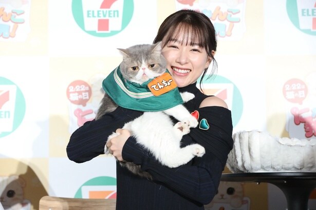 ポセイドン君を抱き抱える桜井さん