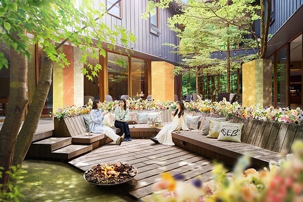 24時間お花見し放題！「BEB5軽井沢」のパブリックスペースが花々に包まれる「BEBフラワーテラス」新登場