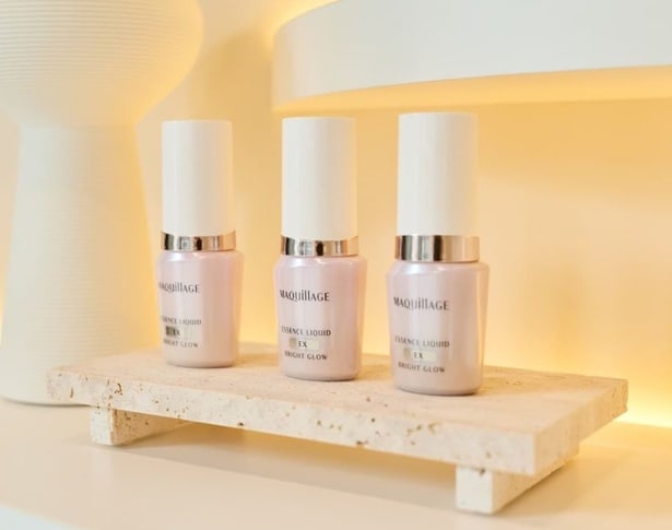 新商品の「マキアージュ エッセンスリキッド EX ブライトグロウ」(本体/3960円、レフィル/3740円 ※参考価格のため店舗によって異なる場合あり)