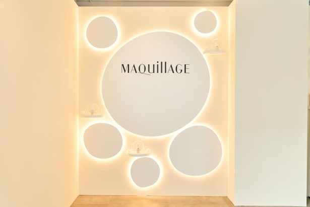 2階には「白玉ファンデ美容液」の世界観を再現したフォトスポットが。スイーツと一緒に記念撮影がおすすめ