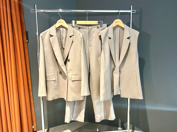 mf ビリーストライプ DB(1万7600円)/ジレ(1万3200円)/1釦 ワイドパンツ ベージュ(9900円)