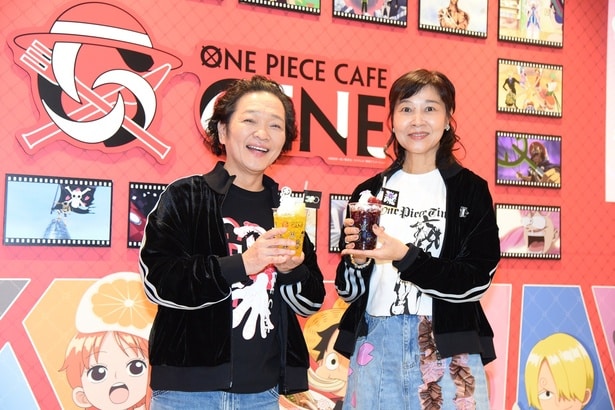 「ONE PIECE CAFE GENE」内覧会に出席した、ウソップ役の山口勝平さん(左)と、ニコ・ロビン役の山口由里子さん(右)