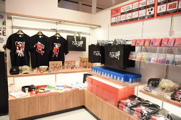 店内にはグッズショップも併設されている