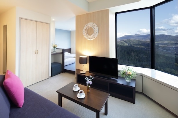 ママは、ファミリーツインルームに宿泊。赤ちゃんのお世話はプロである助産師に頼りながら、産後の体をゆっくりと休めることができる