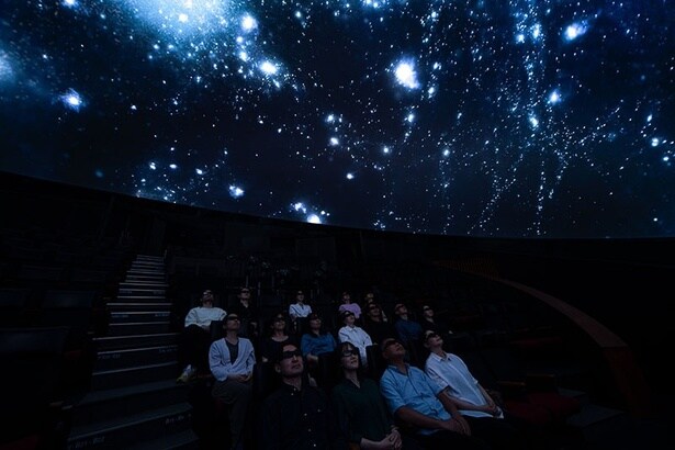 「日本科学未来館のドームシアター」壮大な宇宙のドラマを体感する鮮やかな映像世界