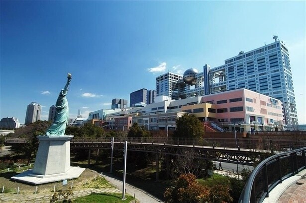 「アクアシティお台場」ゆりかもめ台場駅からは徒歩約1分と近い