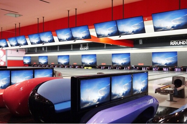 「ラウンドワンスタジアム ダイバーシティ東京プラザ店」ボウリングベンチ横の3 連モニター(タッチパネル式)配信映像、さまざまなコンテンツ等の操作をここで行える ※画像はイメージ