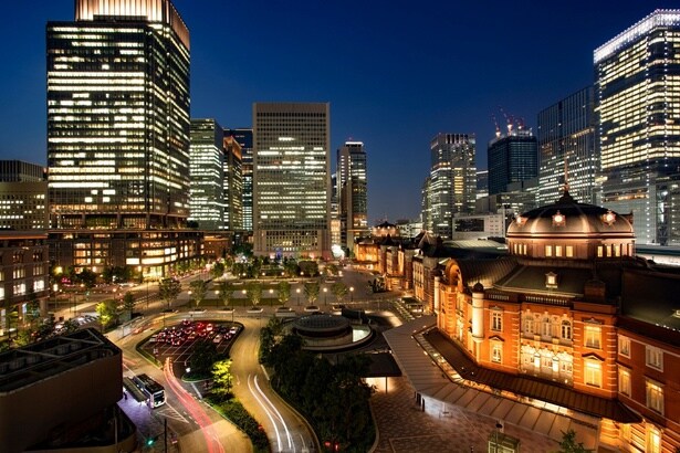 「東京駅丸の内駅舎」夜景に浮かぶ丸の内駅舎と高層ビル群
