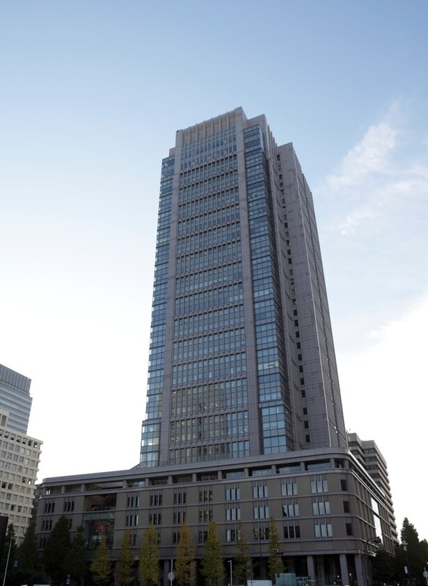 「丸ビル」東京駅前にそびえる丸ビルの外観