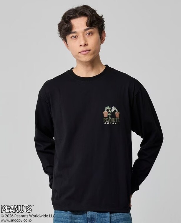 胸元のスヌーピーにも注目