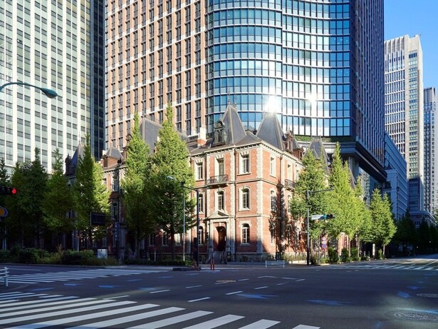 「三菱一号館美術館」丸の内のオフィス街に赤レンガの建物が映える