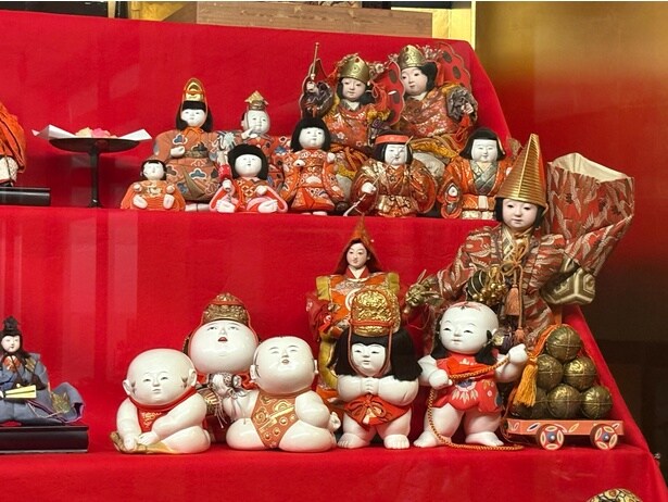 雛人形以外の人形も飾られ、華やか！