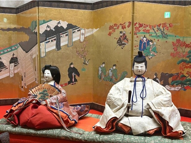 雄雛は直衣(のうし)、雌雛は袿(うちき)。公家の日常着にあたる