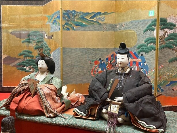 雄雛は束帯(そくたい)、雌雛は十二単(じゅうにひとえ)。最も格式の高い礼装だ