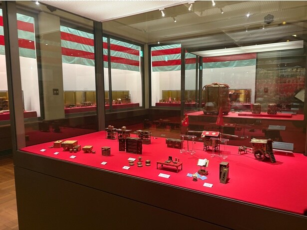 雛道具といってもサイズはさまざま。「牡丹唐草蒔絵雛道具」の小ささは特に際立っていた