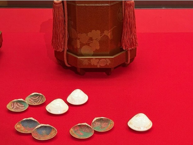 雛道具の合貝にもきちんとハマグリを使い、内側に絵が描かれている