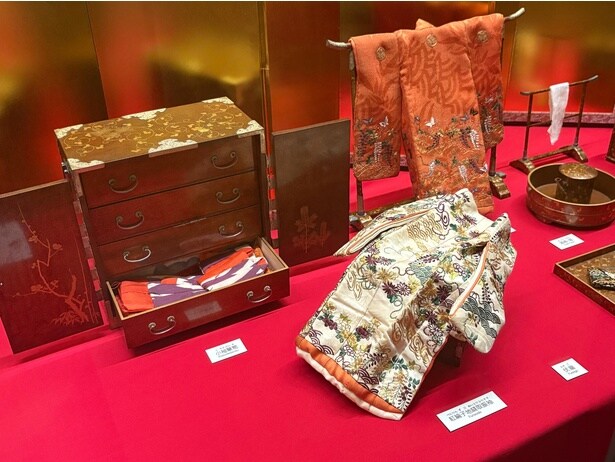 「松竹梅唐草蒔絵雛道具」の振袖。細かな刺しゅうが美しい