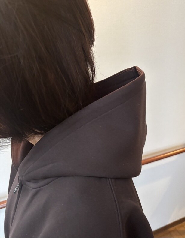 フードは肩に負担のかからない構造で、長時間着用してもストレスが少ない