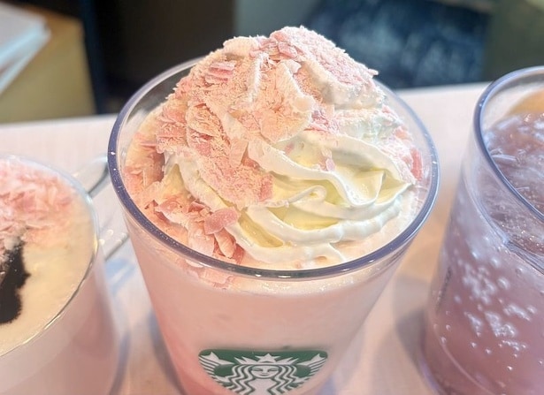 【写真】桜の花びらを表現した2色の「さくらフレーバーシェイブ」が思ったよりたっぷりかかっていて華やか！