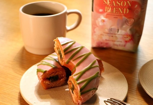 こちらは、微かな塩味もポイントになった「桜抹茶ドーナツ」(320円)。桜のほのかな香りと甘み、中に入っている抹茶クリームのコク深い風味も楽しめる