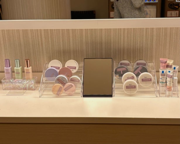 フルメイクできるブースも。その横には嬉しいヘアアイロンブース