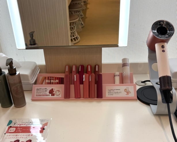 hinceはニュー・ブラーティント(左)・ラディアンスメイクアップブースティングプレップ(右)