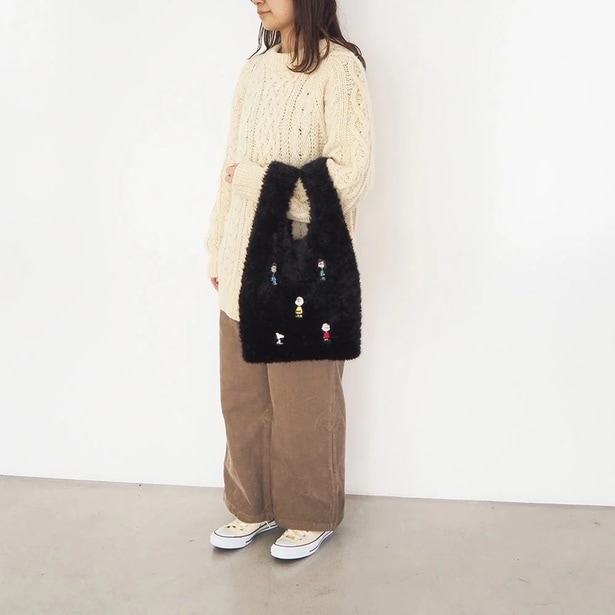 長財布やスマホ、雑誌もすっきり収まるサイズ感。サブバッグとしても活躍